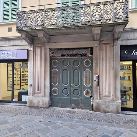 Lecco Holiday Apartment Лекко